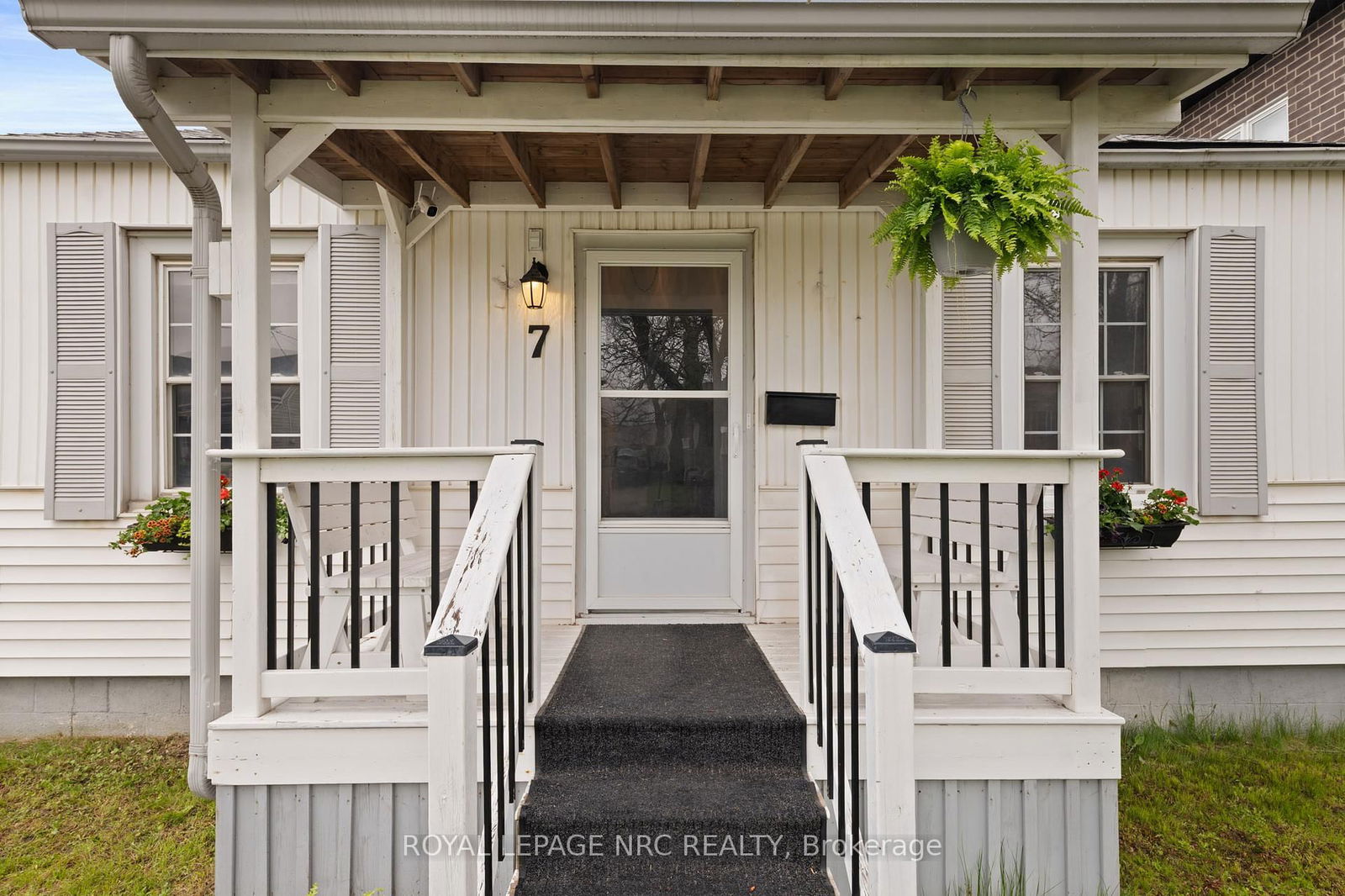 Detached House for sale at 7 Lancaster Avenue, St. Catharines, E. Chester, L2R 2R5 - MLS: X12125206