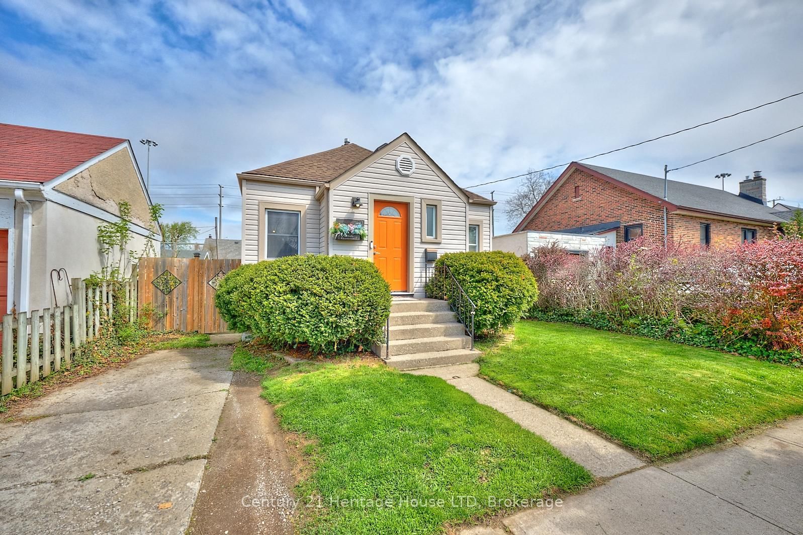 Detached House for sale at 21 Spruce Street, St. Catharines, Downtown, L2R 1B6 - MLS: X12126502
