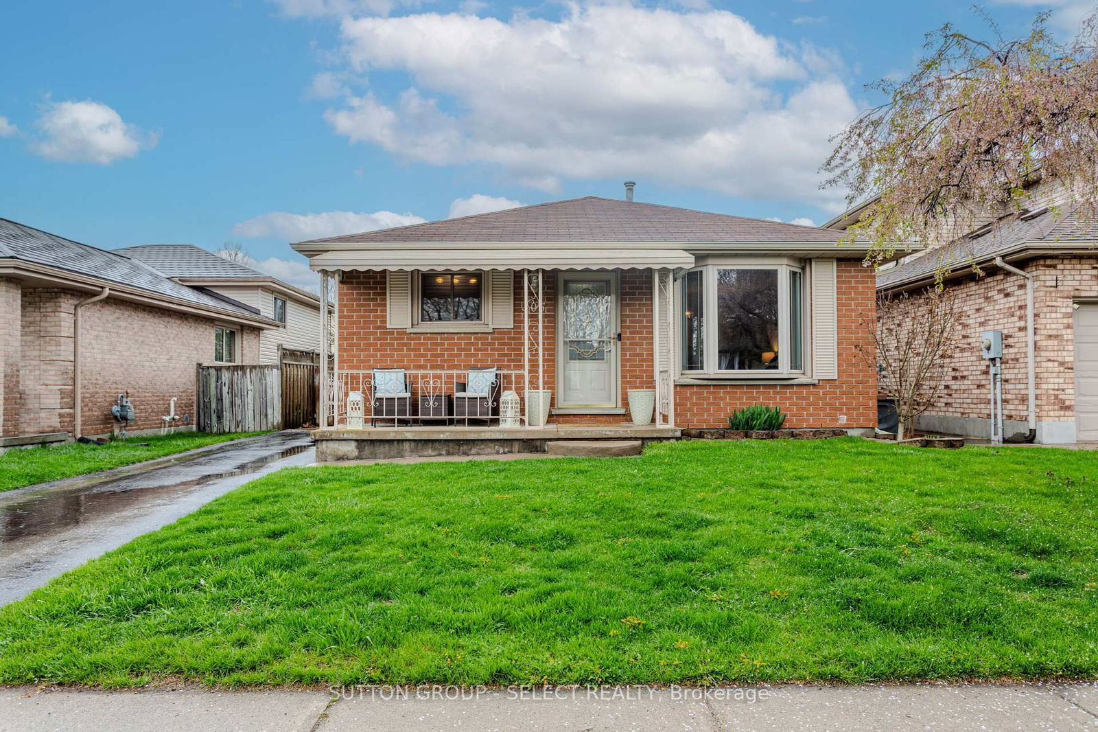 Detached House for sale at 305 BOURNEMOUTH Drive, London East, East I, N5V 4C6 - MLS: X12126786