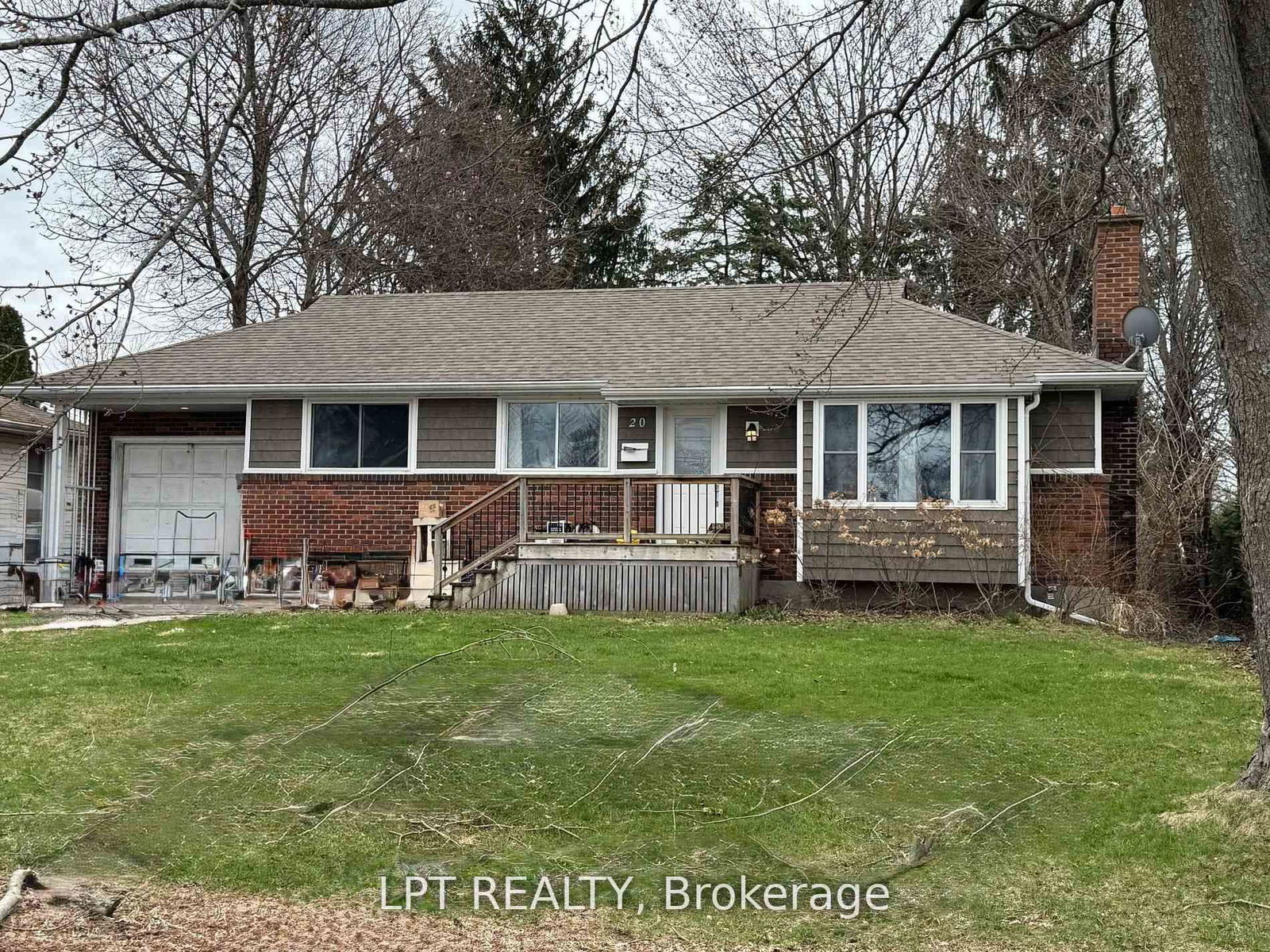 Detached House for sale at 20 Elizabeth Avenue, Kingston, West of Sir John A. Blvd, K7M 3G8 - MLS: X12127158