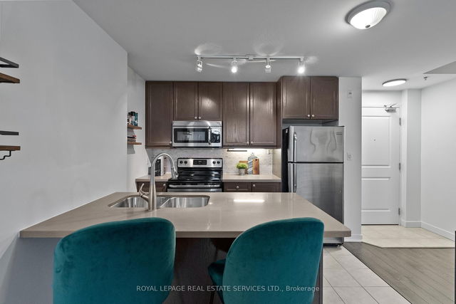 304 - 90 Charlton Avenue