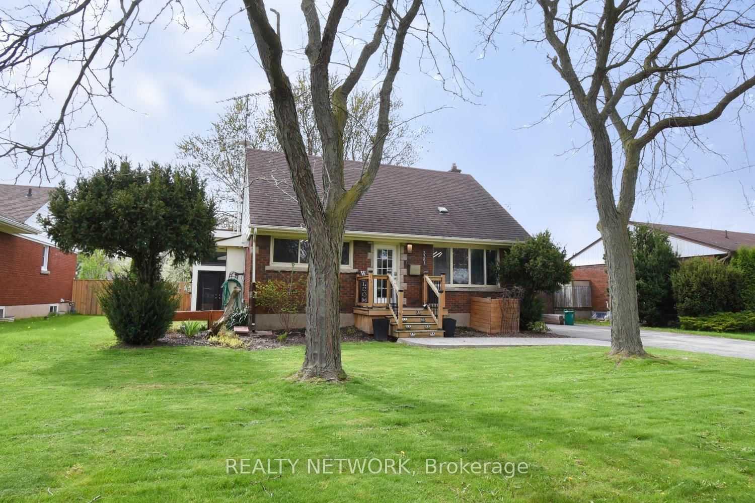 Detached House for sale at 3381 Marion Avenue, Niagara Falls, Stamford, L2J 2V5 - MLS: X12129792