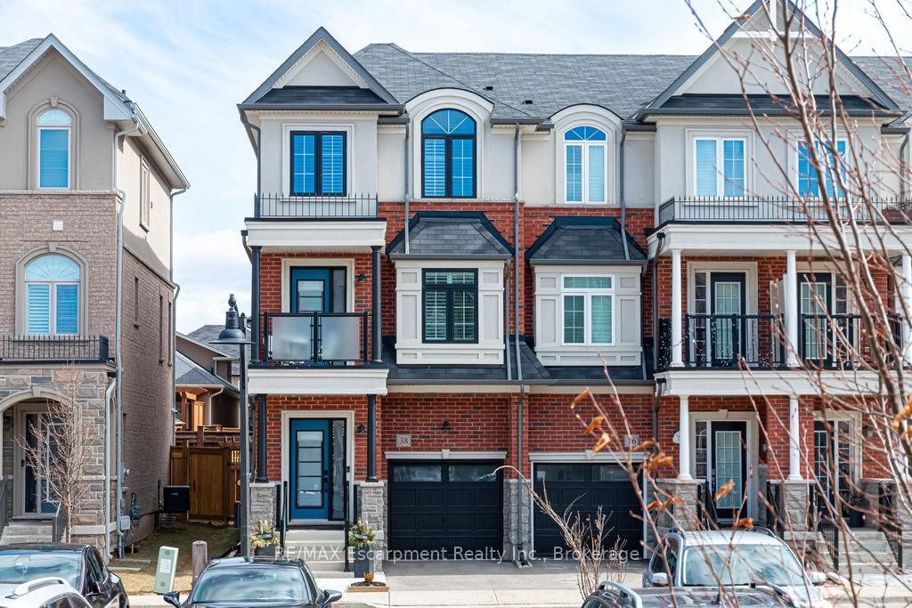 Townhouse sold at 38 Borers Creek Circle, Hamilton, Waterdown, L8B 1W3 - MLS: X12129903