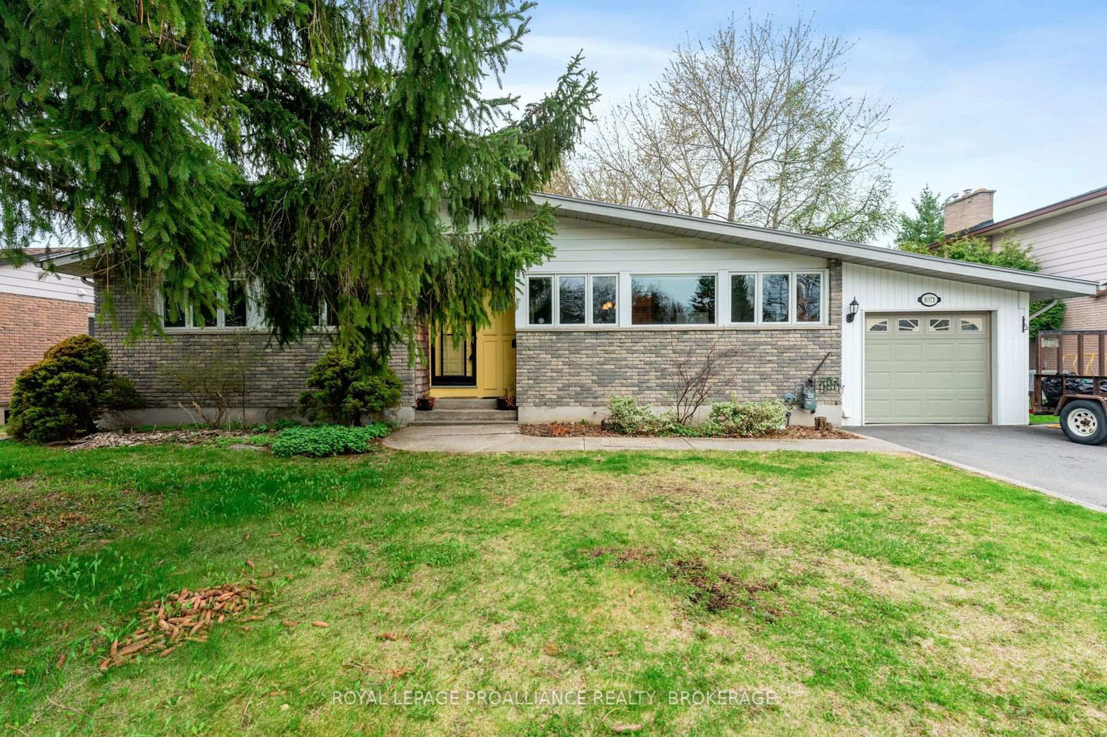 Detached House for sale at 1071 Lincoln Drive, Kingston, South of Taylor-Kidd Blvd, K7M 4Z3 - MLS: X12130099