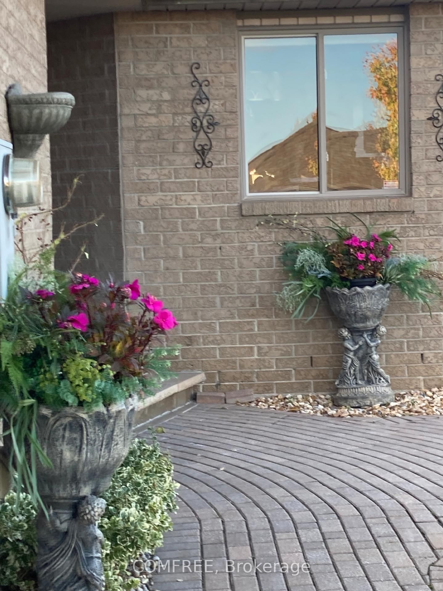 Townhouse for sale at 1000 Imperial Crescent, Windsor, N9G 2T3 - MLS: X12131504