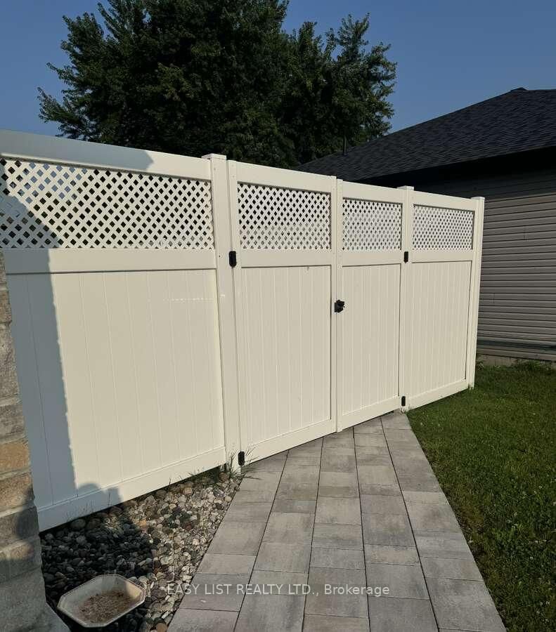 306 Belfort Cres, Cornwall, K6H 0H3 | Image 2