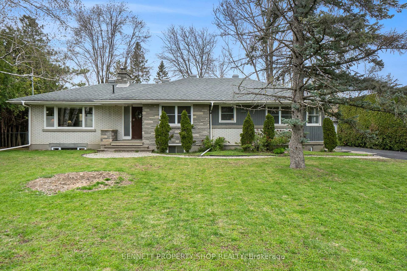 Detached House sold at 111 Arbeatha Street, Ottawa, Arbeatha Park, K2H 6J3 - MLS: X12132323