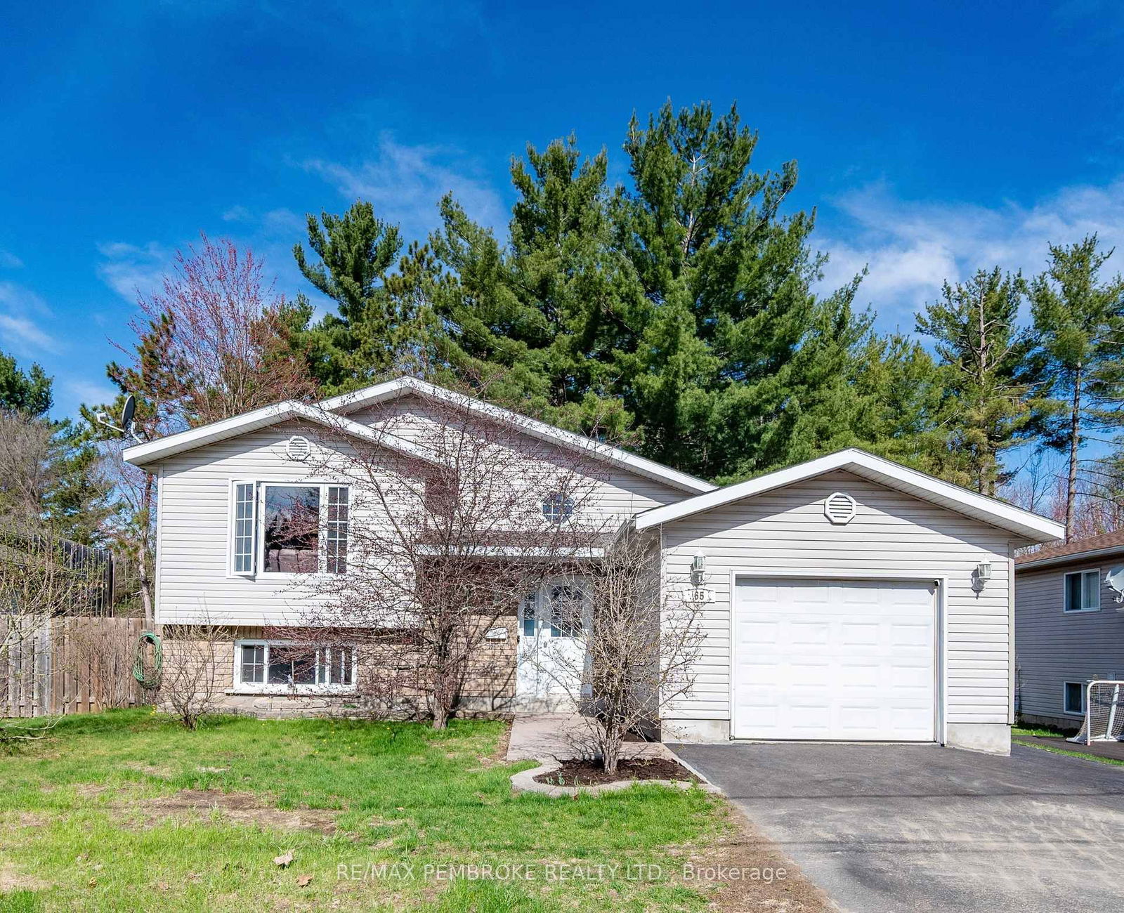 Detached House for sale at 65 Fred Street, Petawawa, Petawawa, K8H 0A4 - MLS: X12132339