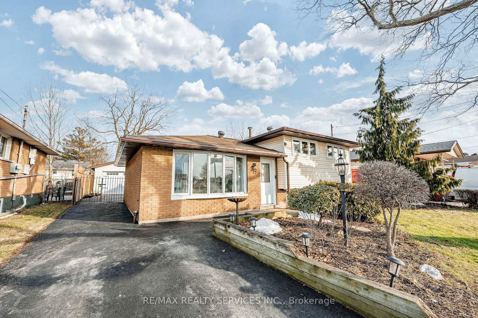 Detached House for sale at 17 Shamrock Court, Hamilton, Lawfield, L8V 4E2 - MLS: X12133910