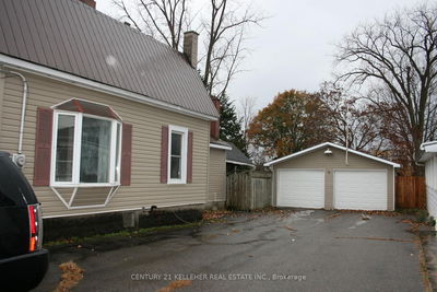 19 Broad St, Prince Edward County - Picton Ward image-0-1