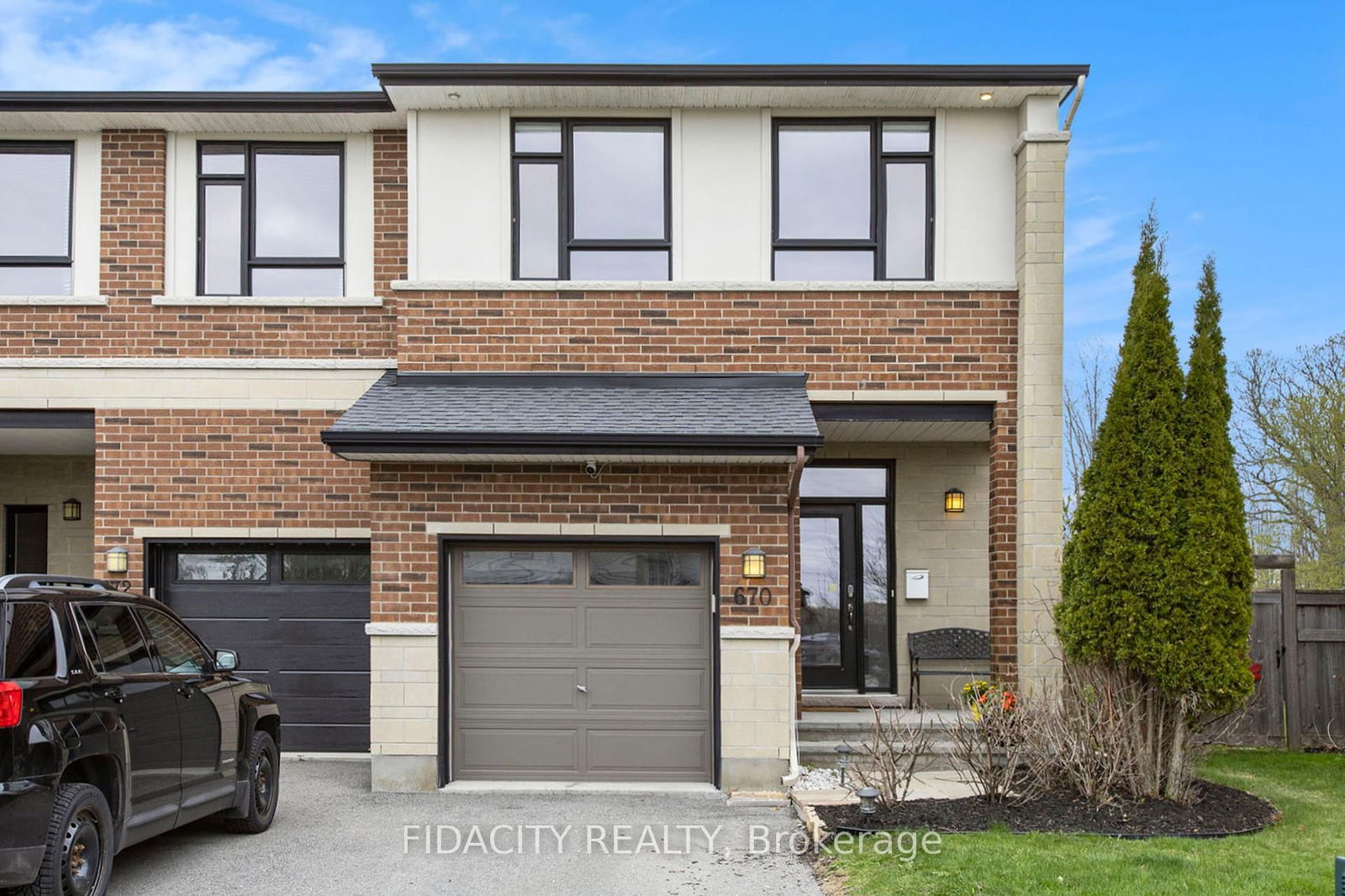 Townhouse sold at 670 Whitecliffs Avenue, Ottawa, Riverside South, K1V 2N4 - MLS: X12136631