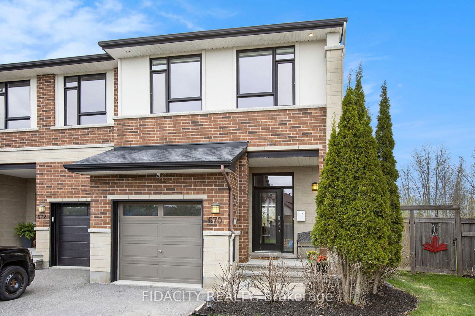 Townhouse sold at 670 Whitecliffs Avenue, Ottawa, Riverside South, K1V 2N4 - MLS: X12136631