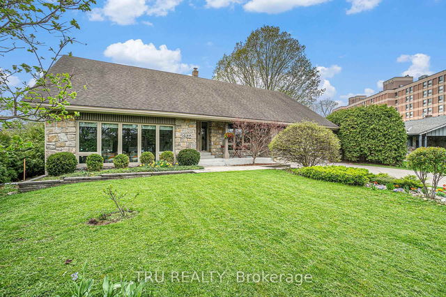 2302 Fox Crescent