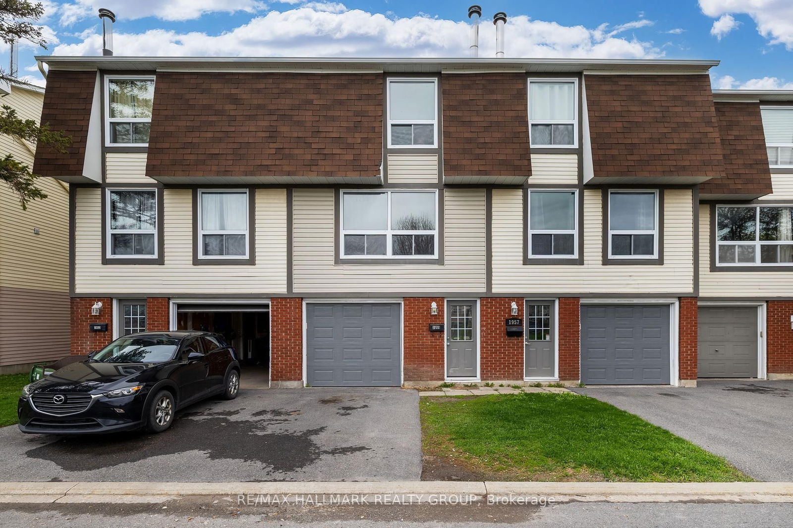 Townhouse for sale at 48-1955 Greenway Pkwy, Ottawa, Blackburn Hamlet (South), K1B 5A9 - MLS: X12137917