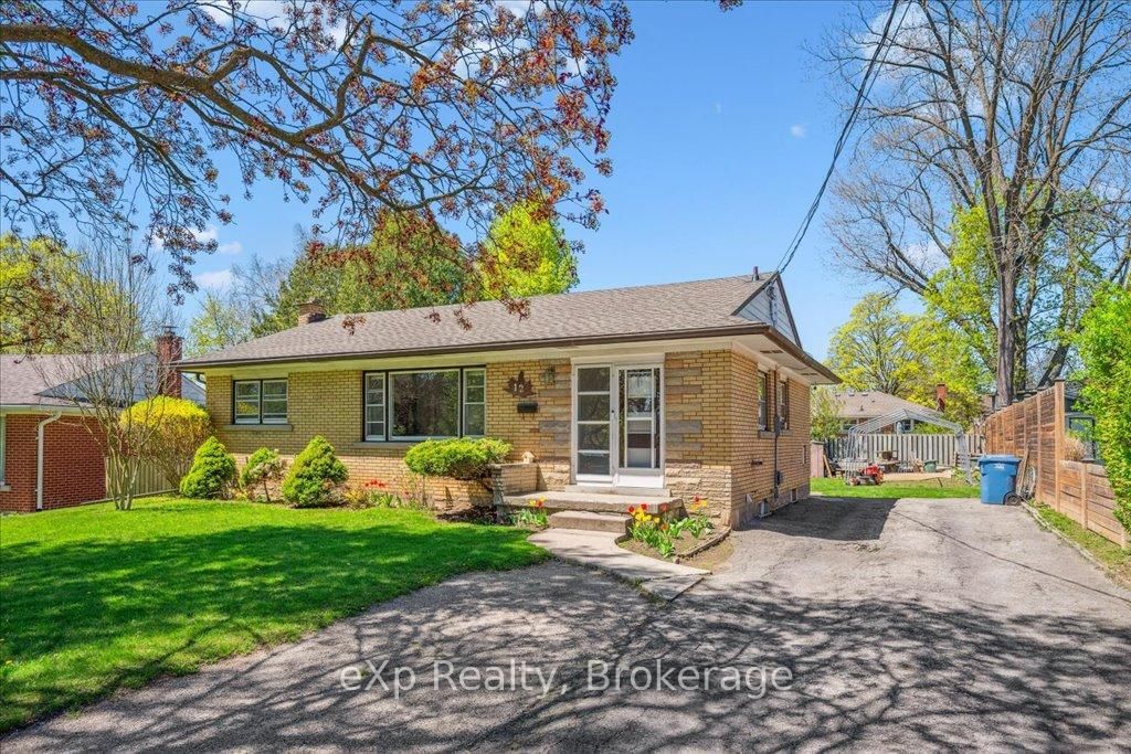 Detached House for sale at 12 Lincoln Crescent, Guelph, St. George's, N1E 1Y8 - MLS: X12139235