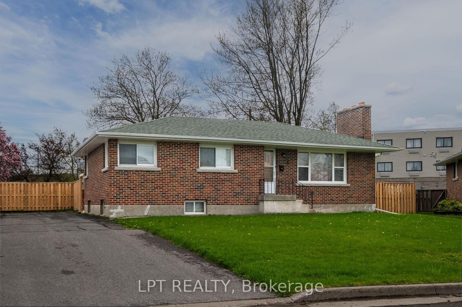 Detached House for sale at 32 Jane Avenue, Kingston, West of Sir John A. Blvd, K7M 3G5 - MLS: X12140419