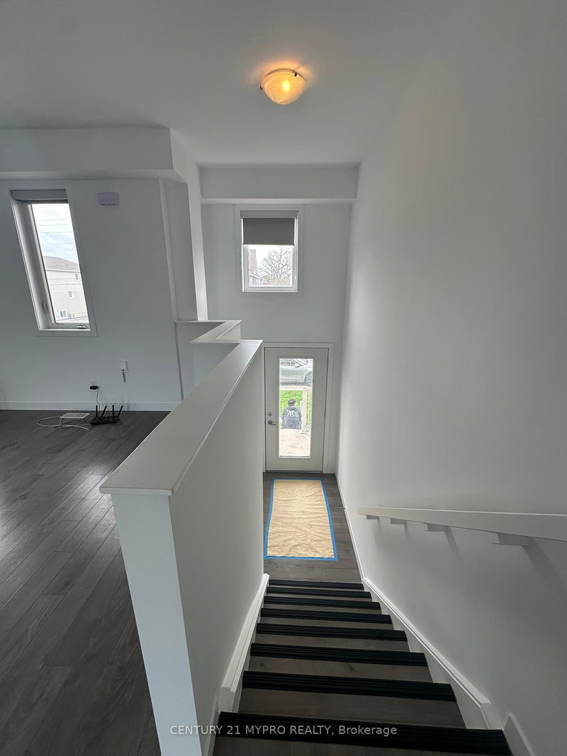 27 DENISTOUN St, Welland, L3C 0H6 | Image 2