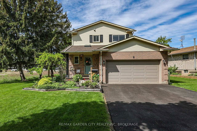 8 Lampman Crescent
