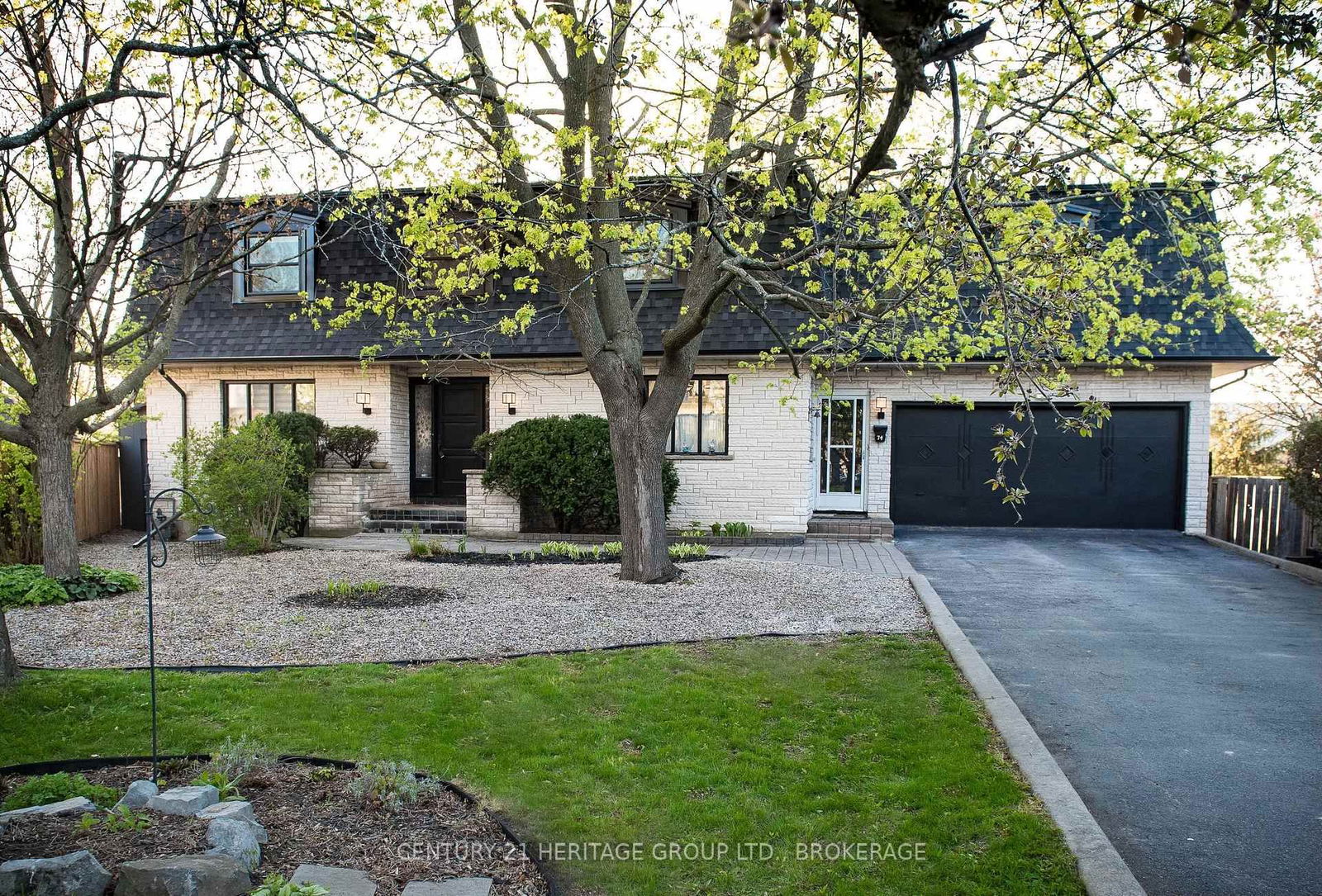 Detached House for sale at 74 Metcalfe Avenue, Kingston, Central City West, K7M 2W6 - MLS: X12141646