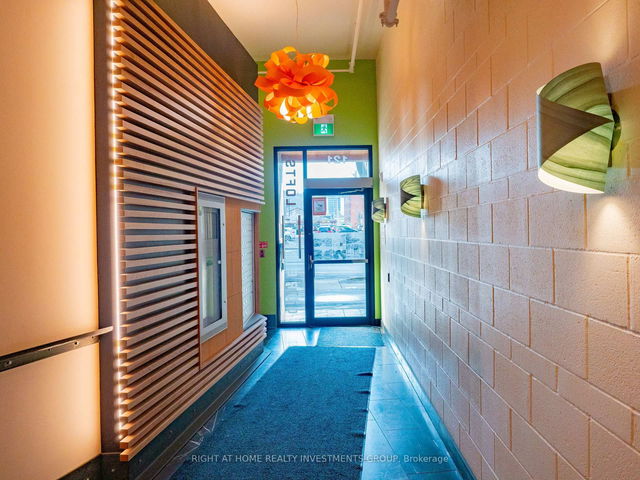 302 - 121 King Street