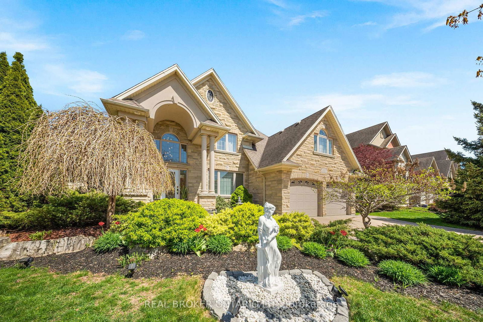 Detached House for sale at 215 Black Maple Court, Kitchener, N2P 2W8 - MLS: X12143053