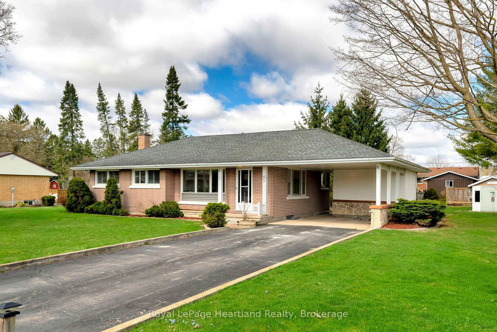 Detached House for sale at 542 Angus Street, North Huron, Wingham, N0G 2W0 - MLS: X12143491