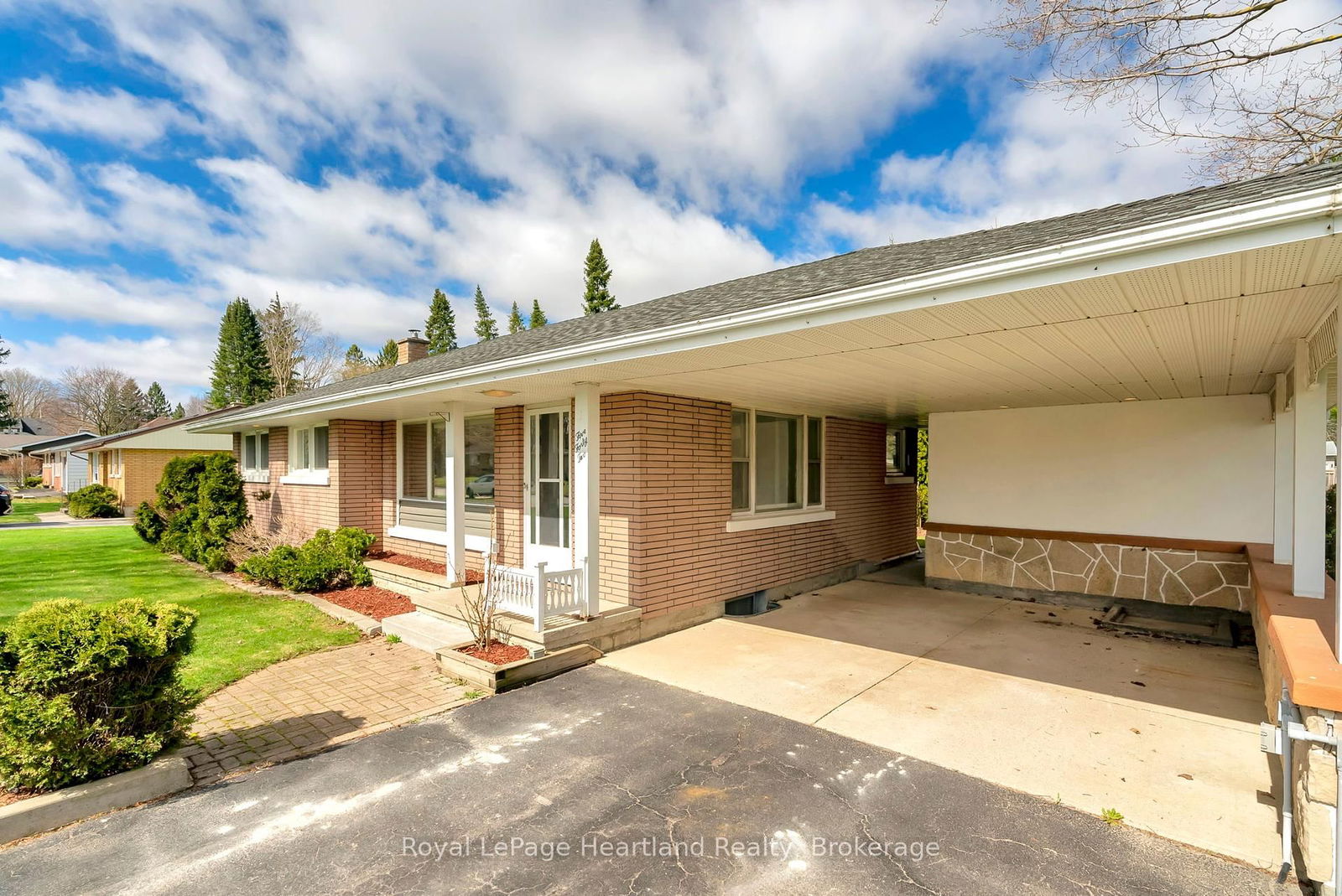 Detached House for sale at 542 Angus Street, North Huron, Wingham, N0G 2W0 - MLS: X12143491