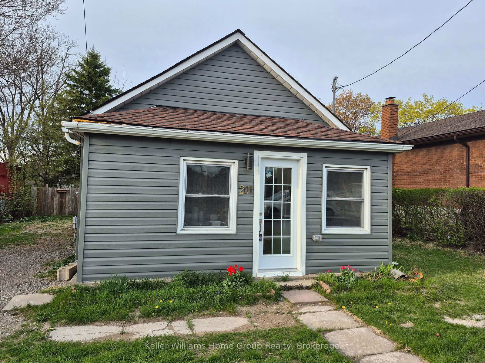 Detached House for sale at 201 Fennell Avenue, Hamilton, Centremount, L9A 1S5 - MLS: X12144830