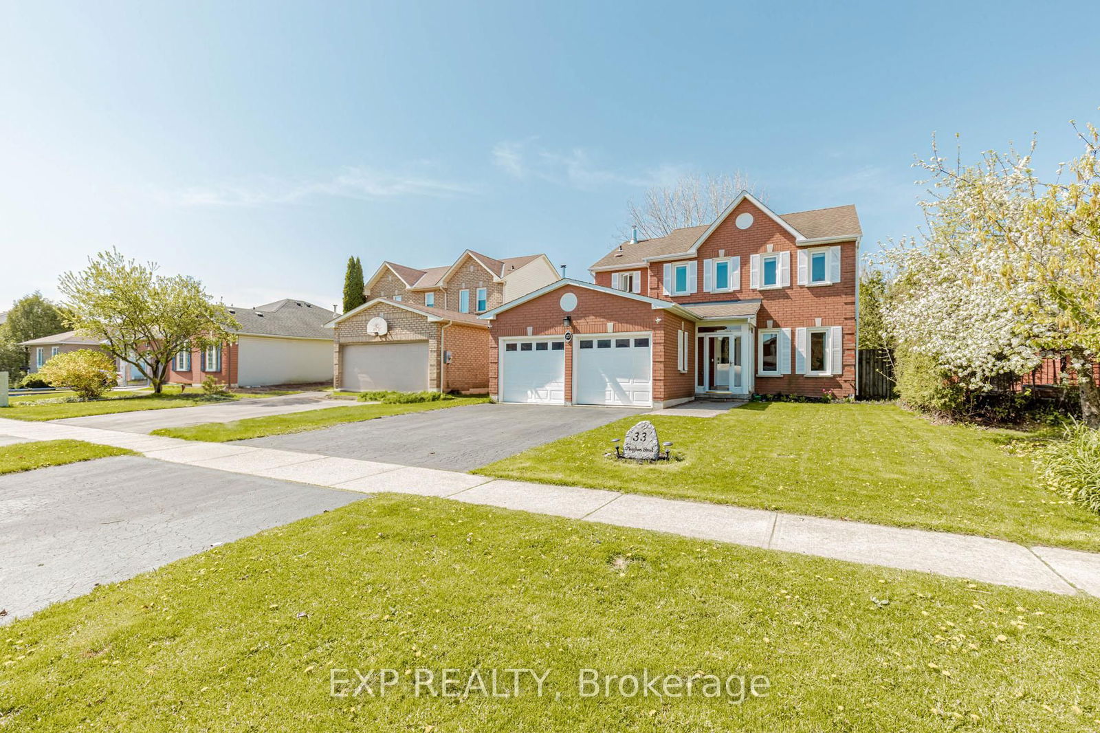 Detached House for sale at 33 Meaghan Street, Hamilton, Waterdown, L8B 0H5 - MLS: X12145105