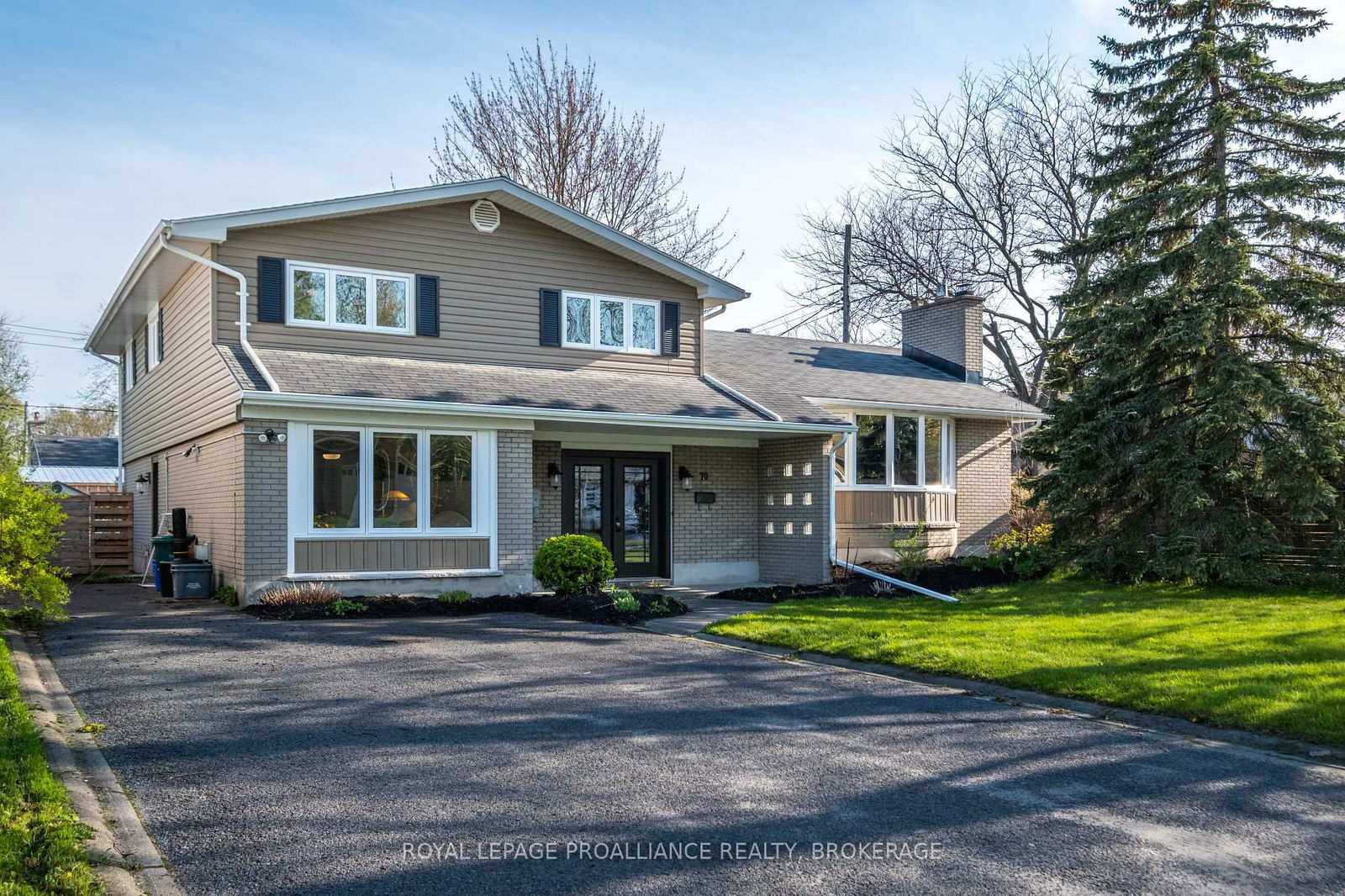 Detached House for sale at 70 Silver Street, Kingston, Central City West, K7M 2P5 - MLS: X12147584