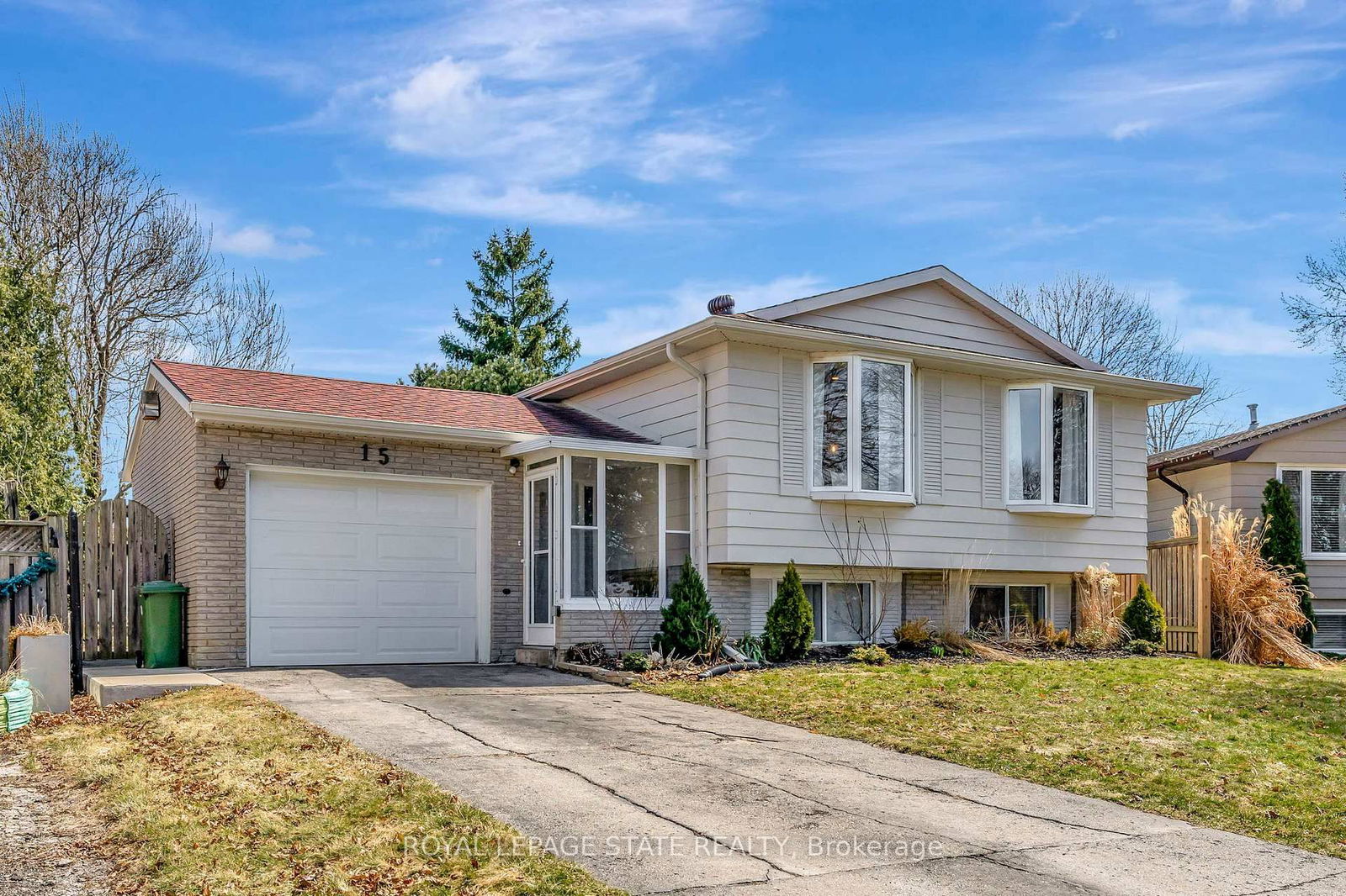 Detached House for sale at 15 Elsa Court, Hamilton, Gilkson, L9C 4R7 - MLS: X12148115