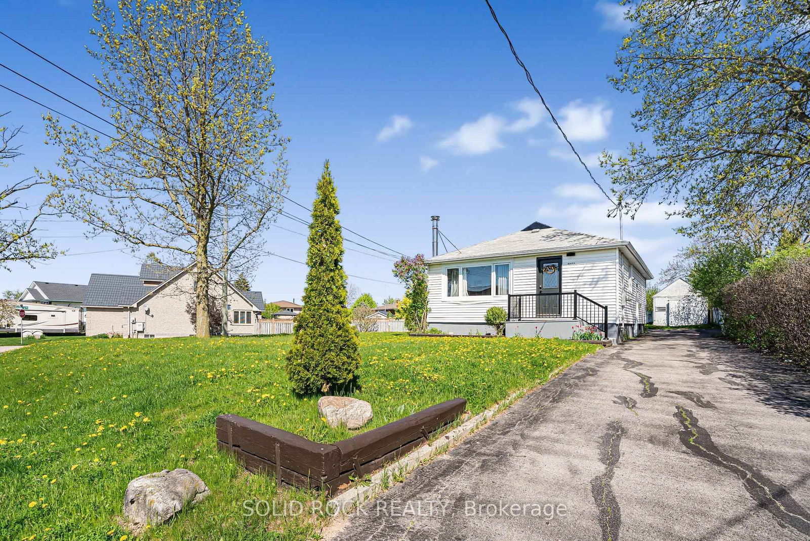 Detached House for sale at 60 Lincoln Road, Hamilton, Stoney Creek, L8E 1Z3 - MLS: X12148731