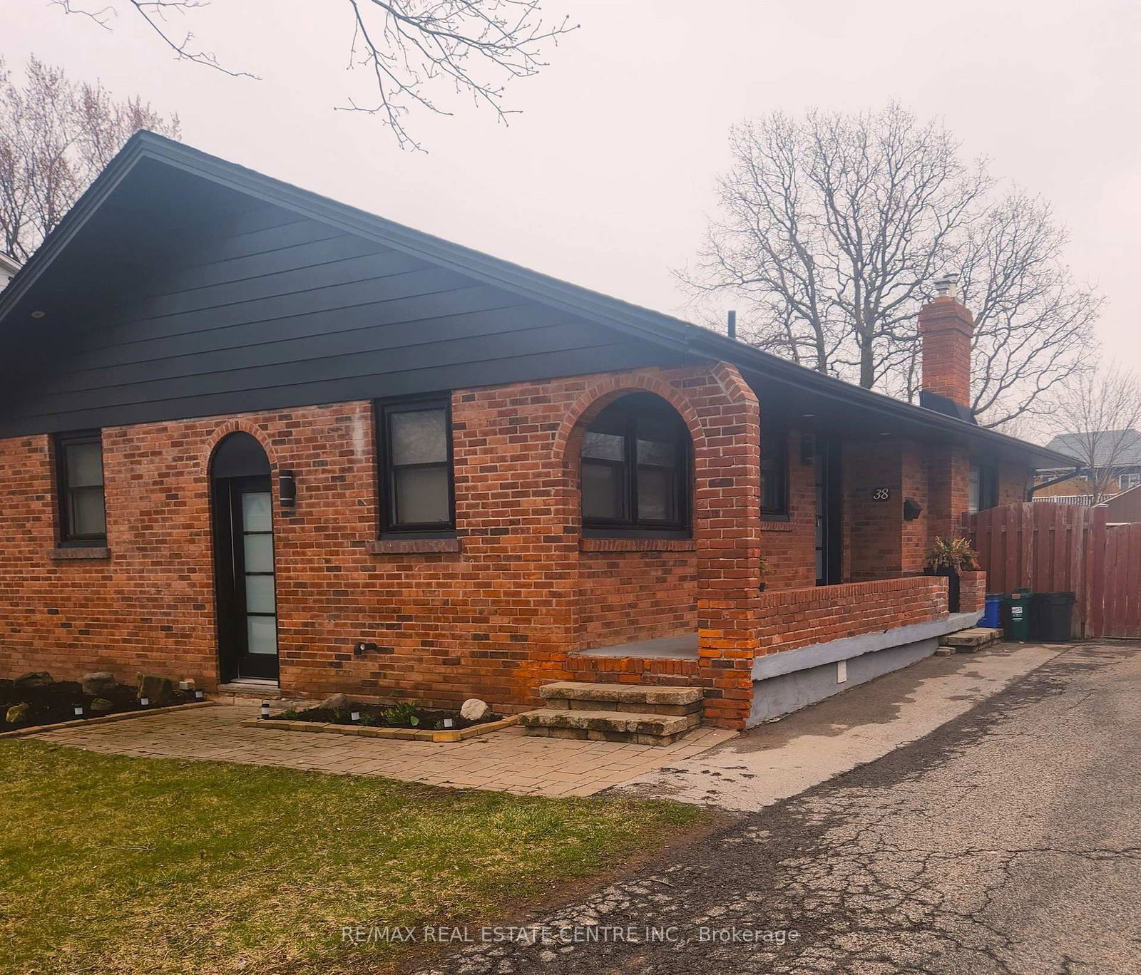 Detached House for sale at 38 Stewart Street, Grimsby, Grimsby Beach, L3M 3M8 - MLS: X12149247
