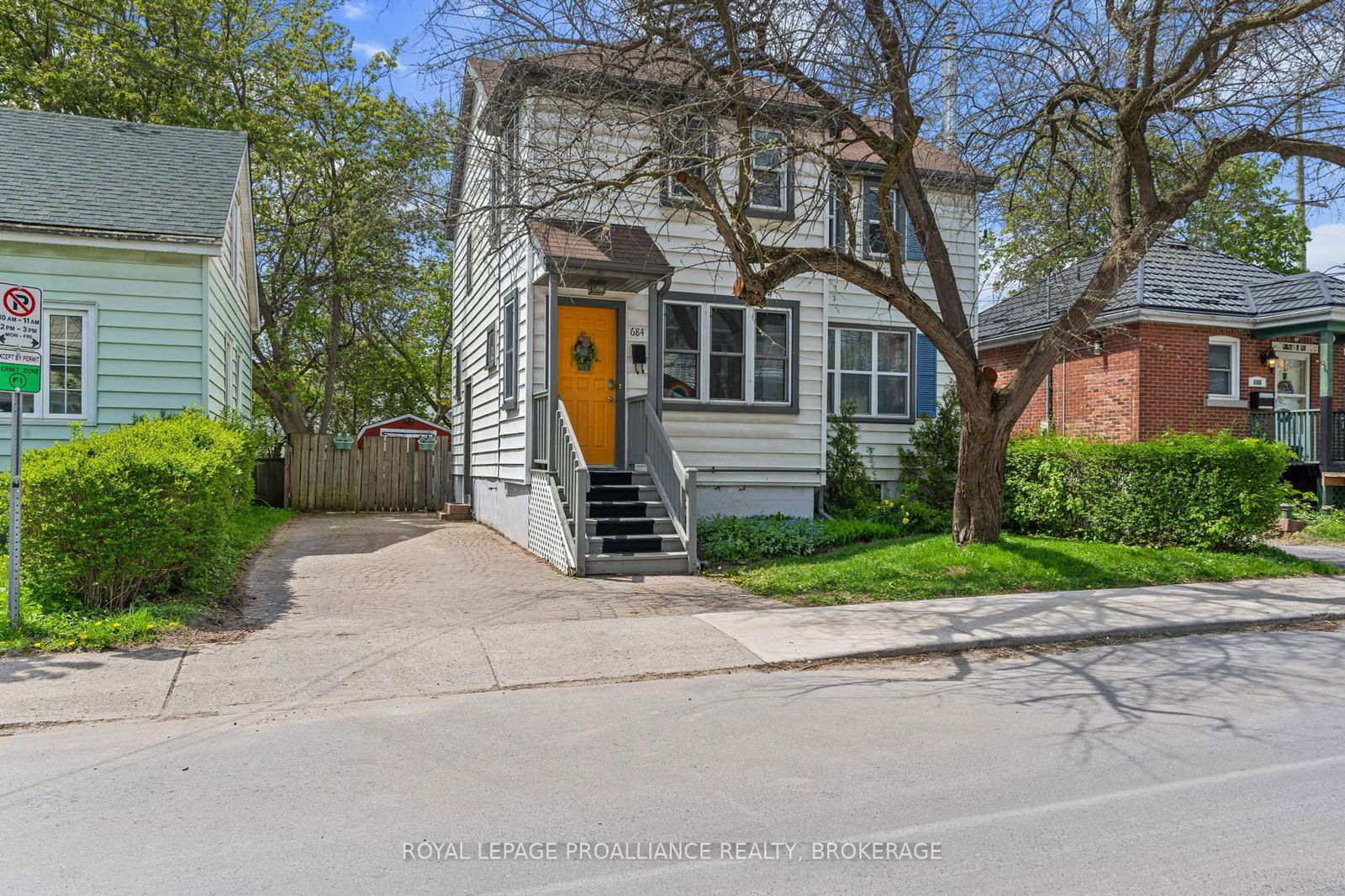 Detached House for sale at 684 Victoria Street, Kingston, East of Sir John A. Blvd, K7K 4S5 - MLS: X12149510