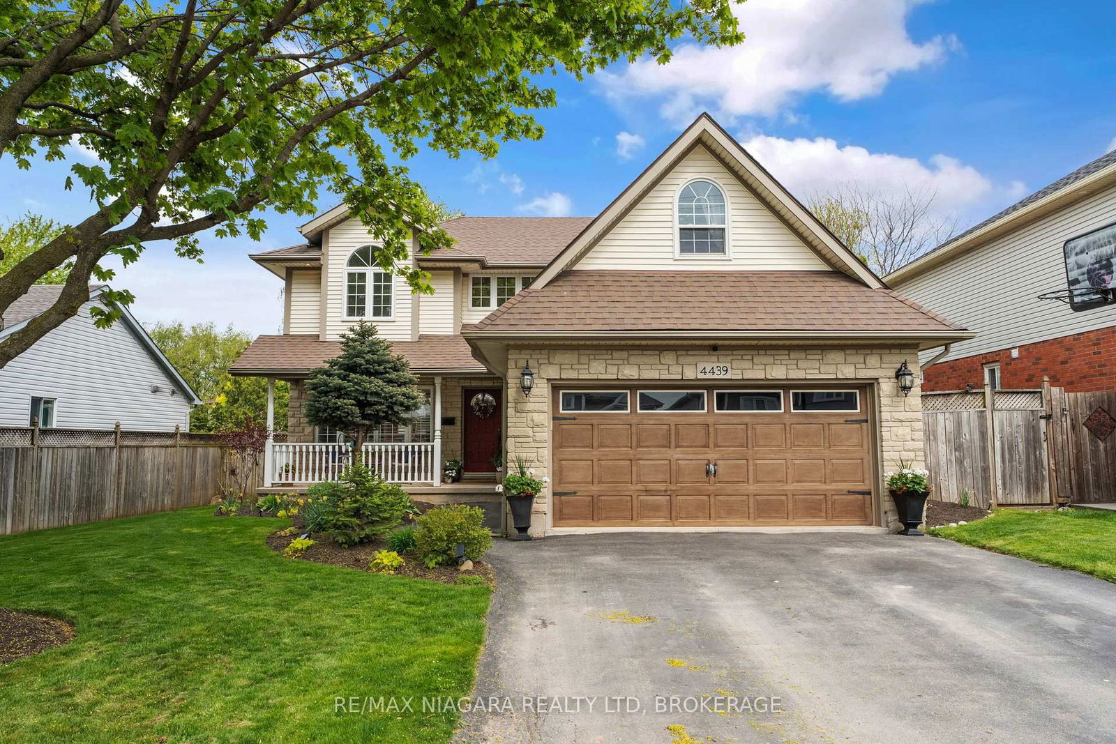 Detached House for sale at 4439 Lincoln Avenue, Lincoln, Beamsville, L0R 1B3 - MLS: X12149561