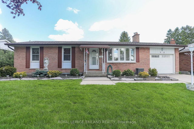 32 Applewood Crescent