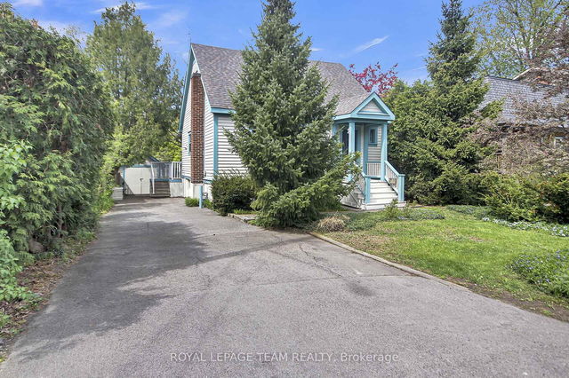 528 Tweedsmuir Avenue