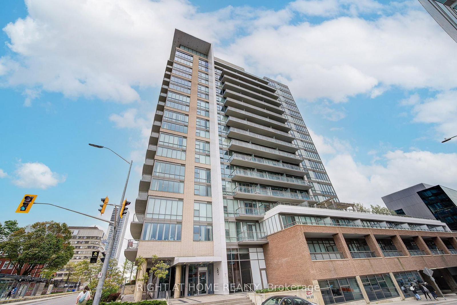 Condo for sale at 405-85 Duke Street, Kitchener, N2H 0B7 - MLS: X12152898