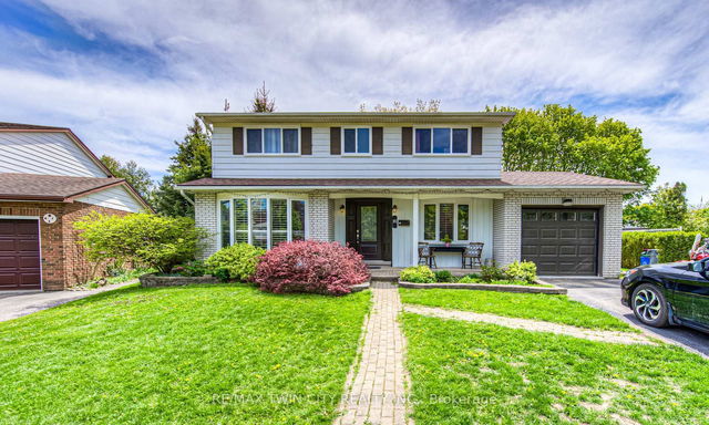 92 Pinehurst Crescent