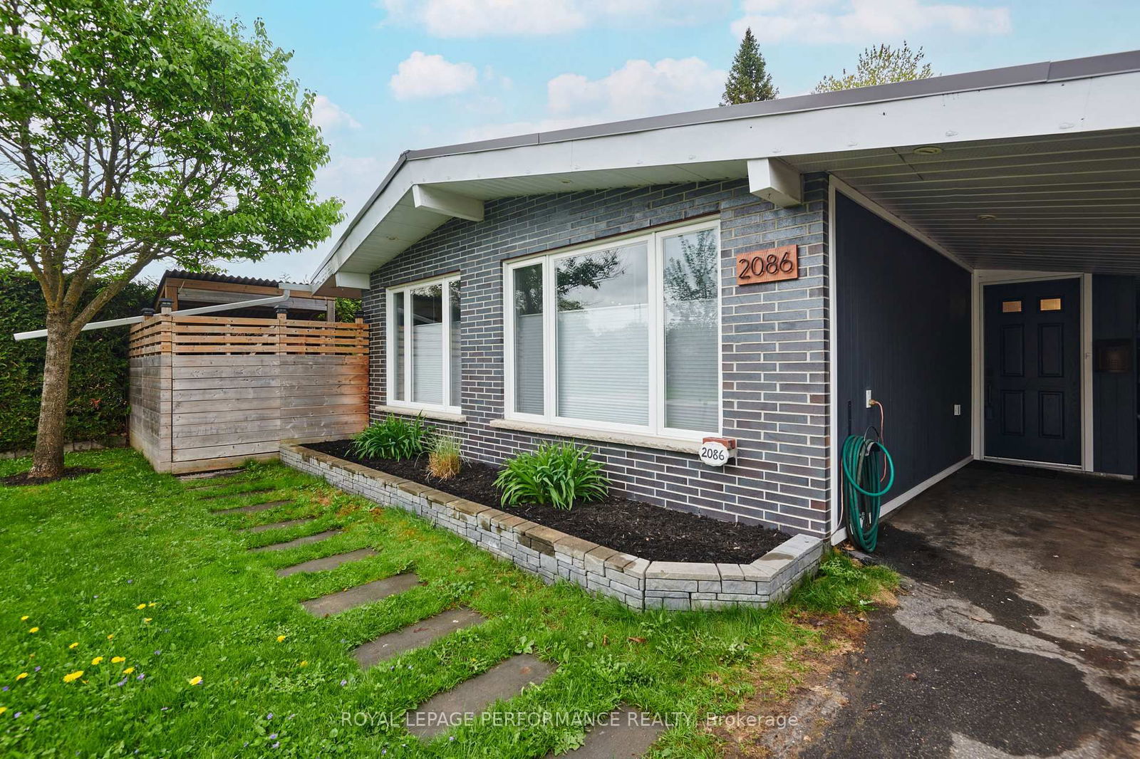 Detached House for sale at 2086 Valley Drive, Ottawa, Elmvale Acres/Urbandale, K1G 2P5 - MLS: X12153142