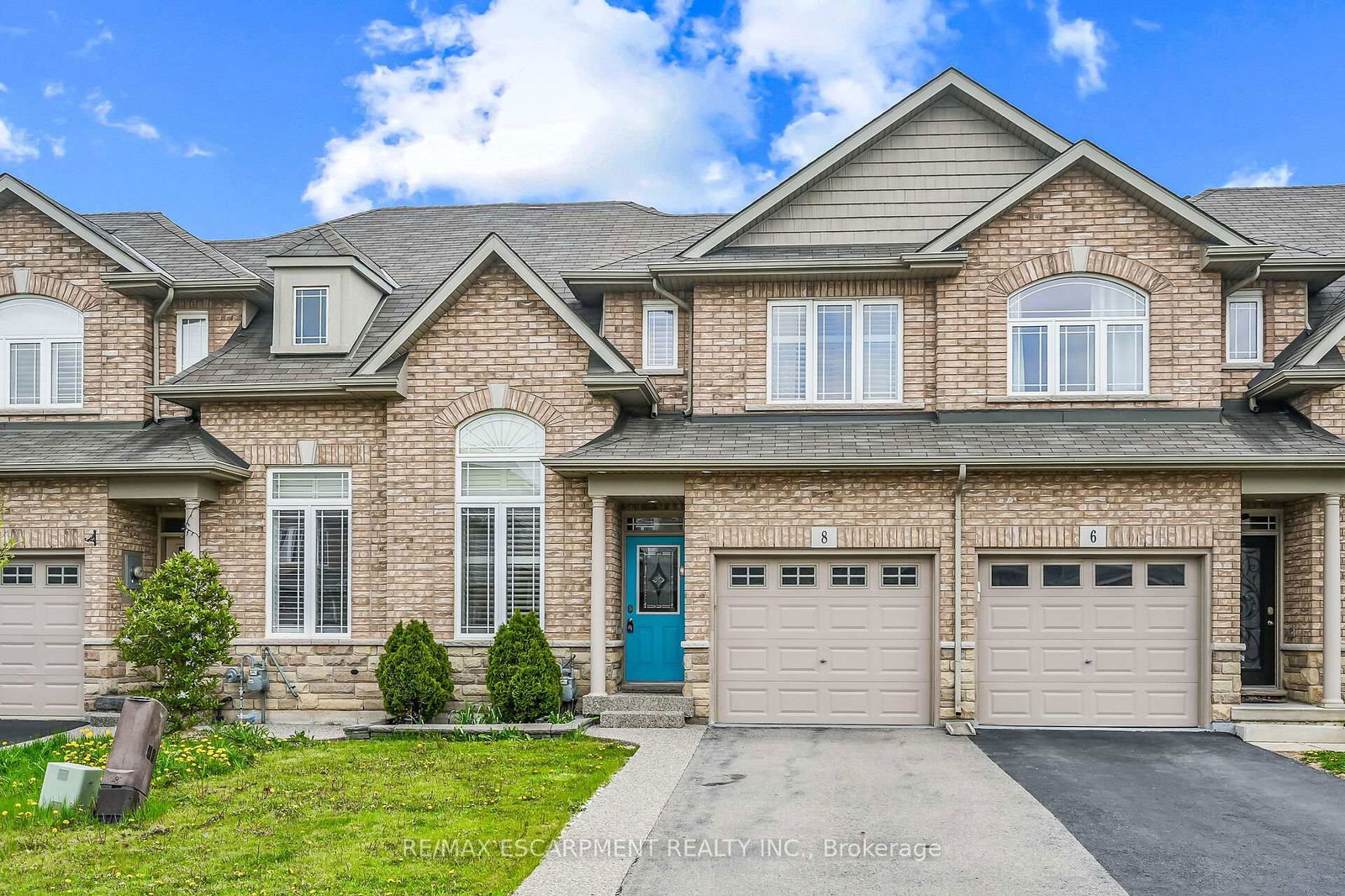 Townhouse for sale at 8 Charleswood Crescent, Hamilton, Stoney Creek, L0R 1P0 - MLS: X12153534
