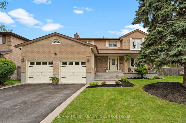 894 Rowantree Crescent