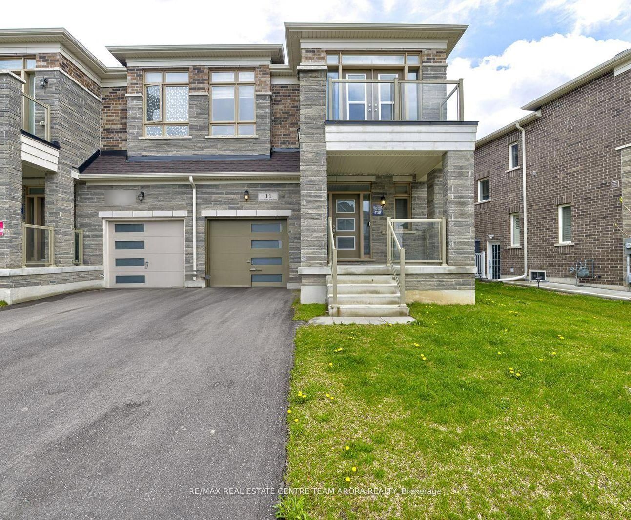 Semi-Detached House for sale at 11 Trailbank Gdns, Hamilton, Waterdown, L8B 1Z3 - MLS: X12156237