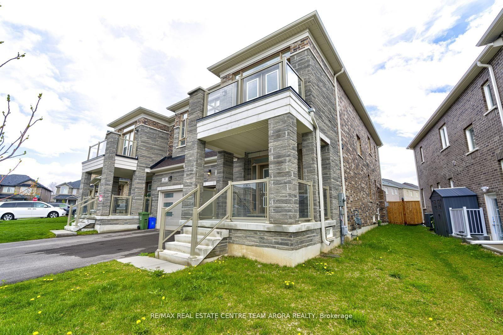 Semi-Detached House for sale at 11 Trailbank Gdns, Hamilton, Waterdown, L8B 1Z3 - MLS: X12156237