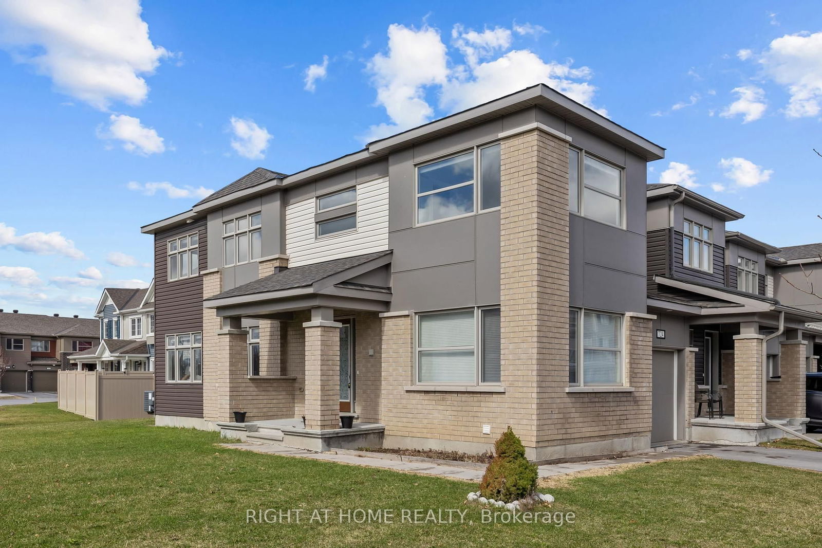 Townhouse for sale at 724 JUNEBERRY Lane, Ottawa, Kanata - Emerald Meadows/Trailwest, K2V 0K7 - MLS: X12156365