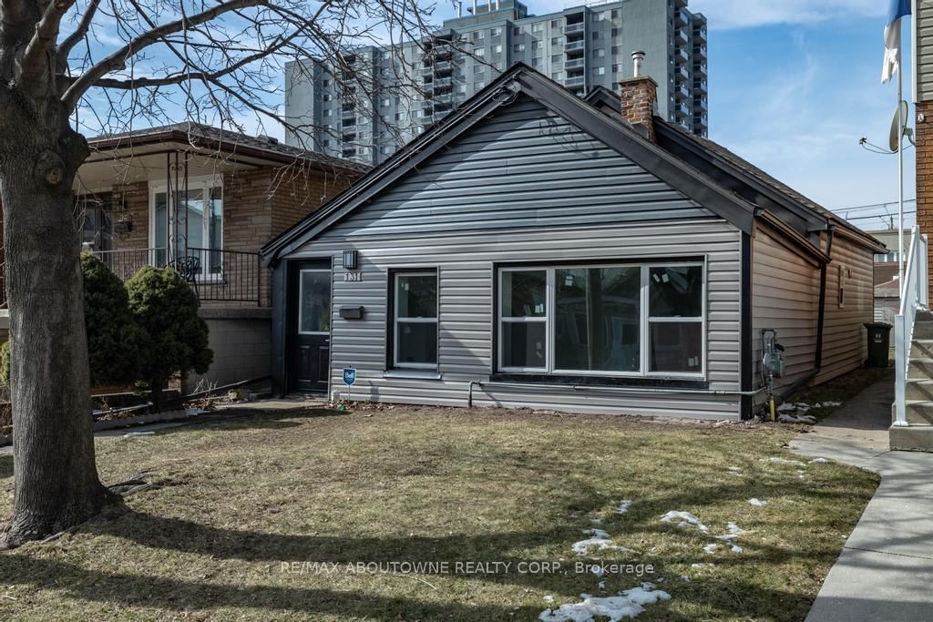Detached House for sale at 131 West Avenue, Hamilton, Landsdale, L8L 5C4 - MLS: X12156943