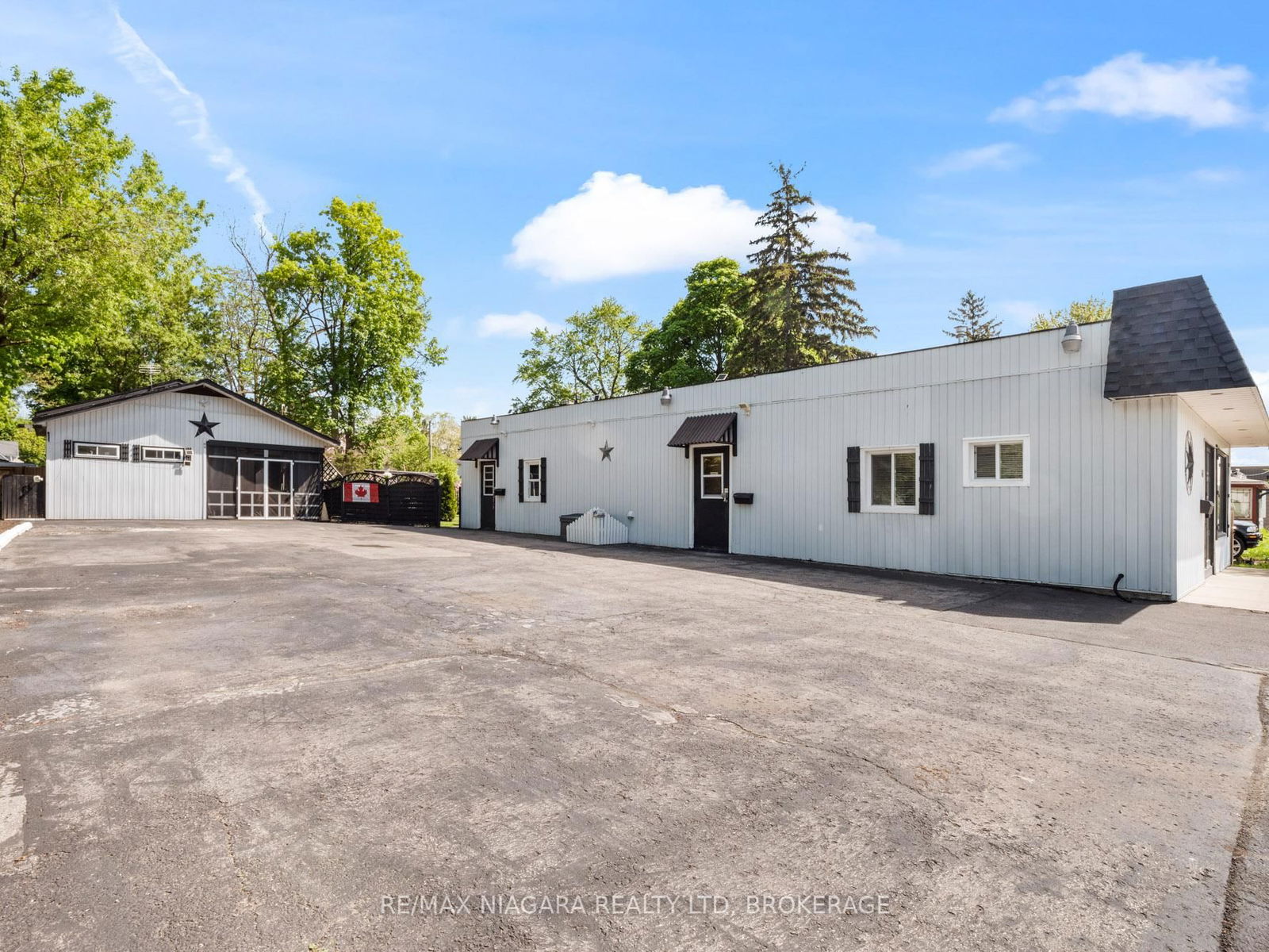 Detached House for sale at 61 Queen Street, Fort Erie, Central, L2A 1T7 - MLS: X12156973