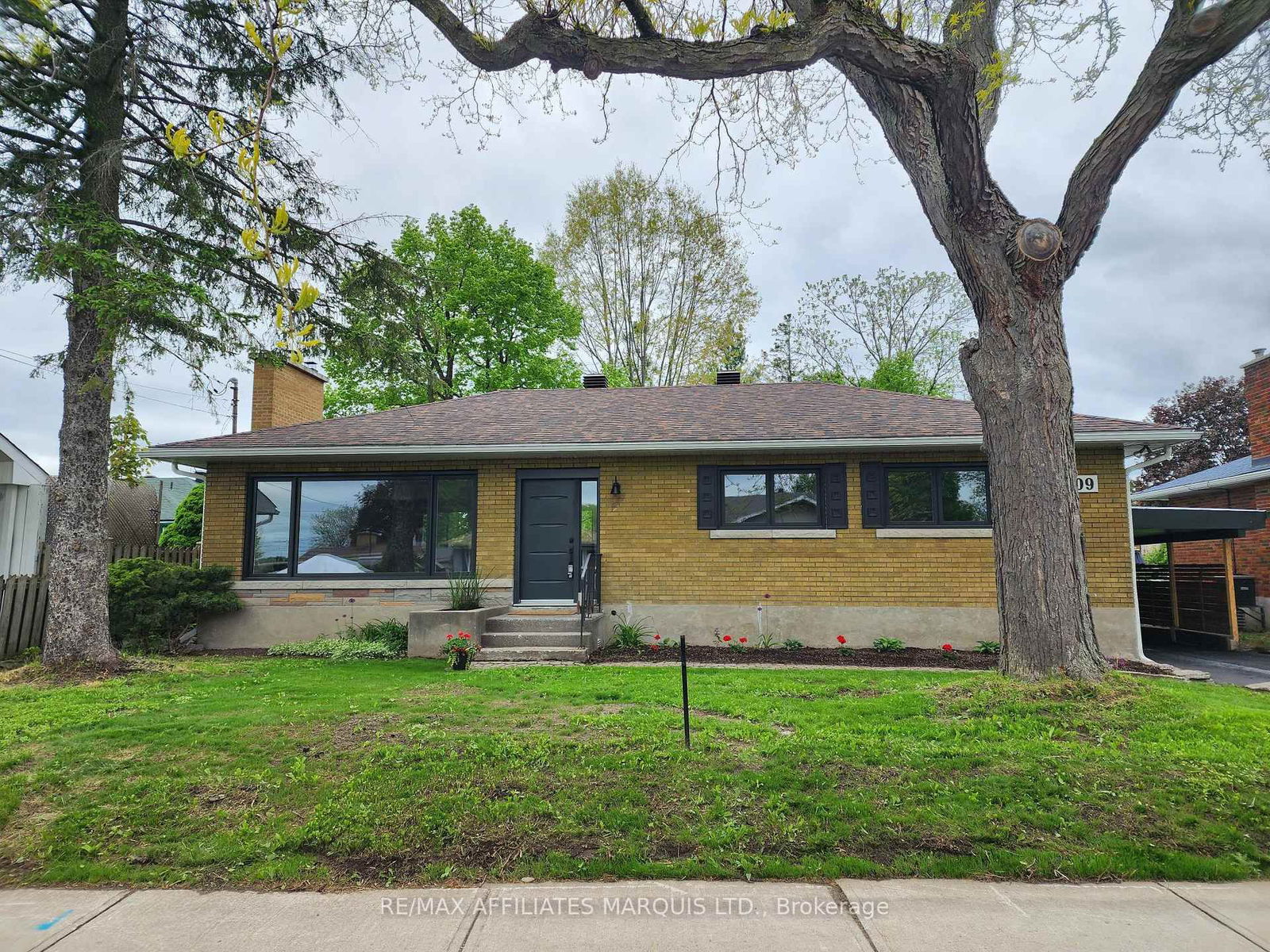 Detached House for sale at 1409 Leonard Avenue, Cornwall, Cornwall, K6J 1M9 - MLS: X12157609