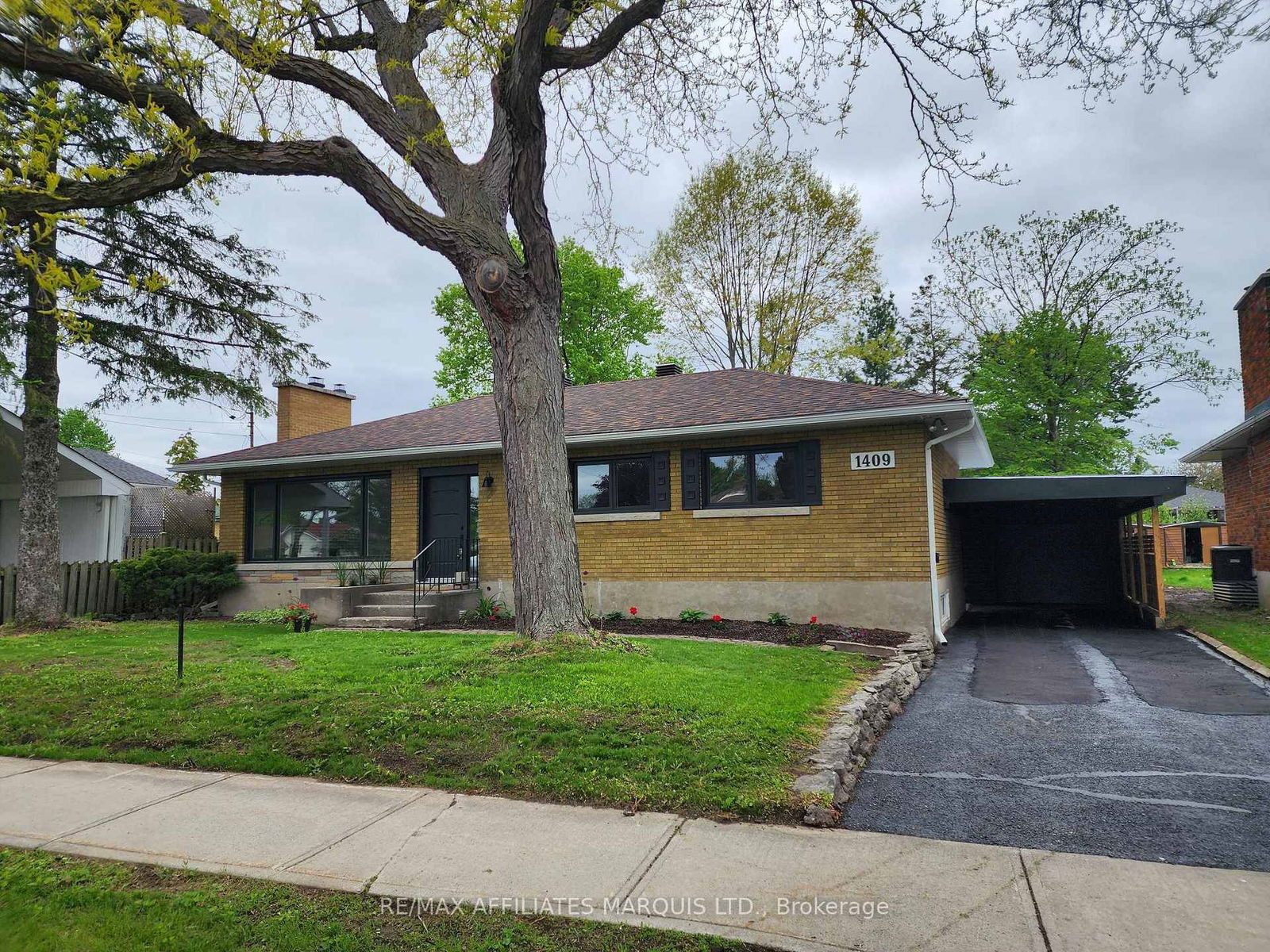 Detached House for sale at 1409 Leonard Avenue, Cornwall, Cornwall, K6J 1M9 - MLS: X12157609