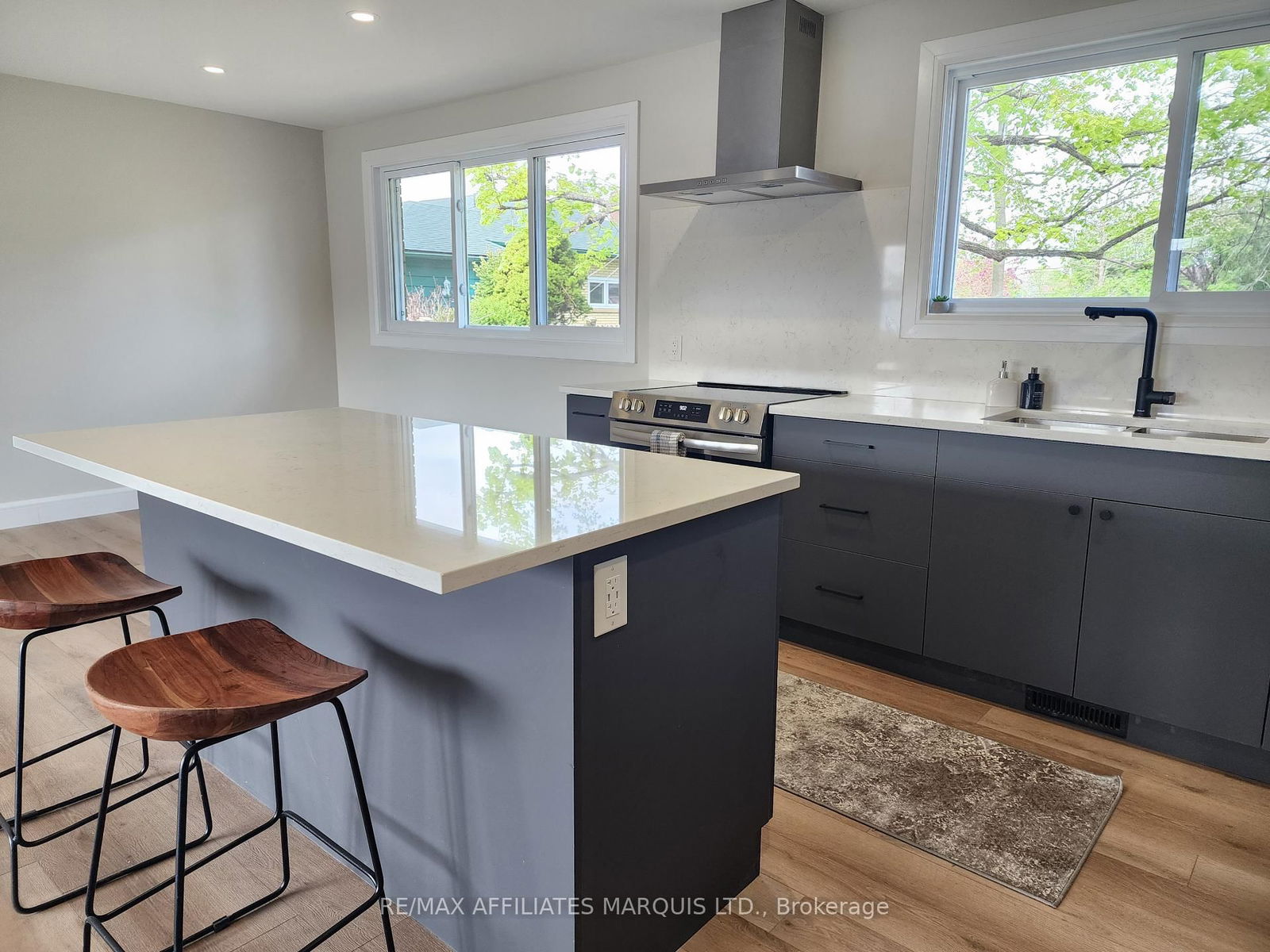 Detached House for sale at 1409 Leonard Avenue, Cornwall, Cornwall, K6J 1M9 - MLS: X12157609
